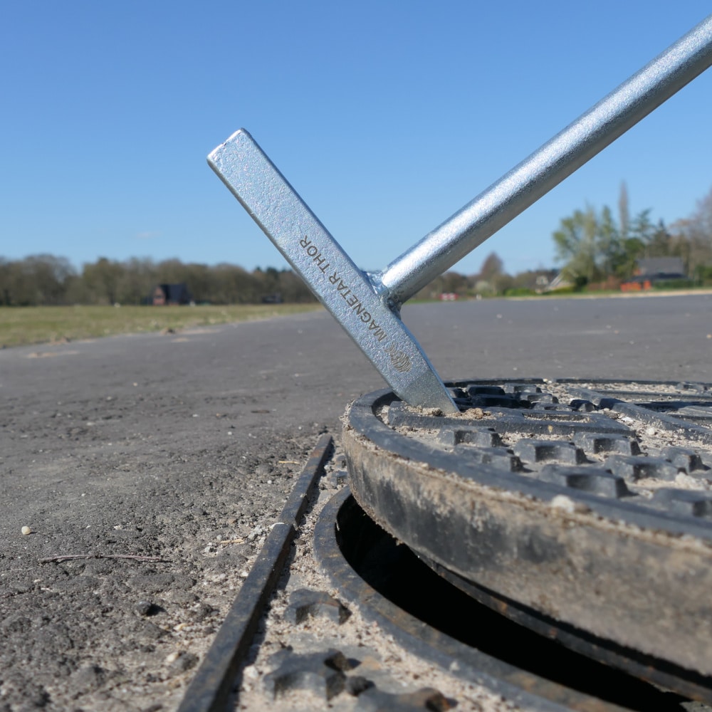 Magnetic manhole cover lifter with hammer magnetar thor