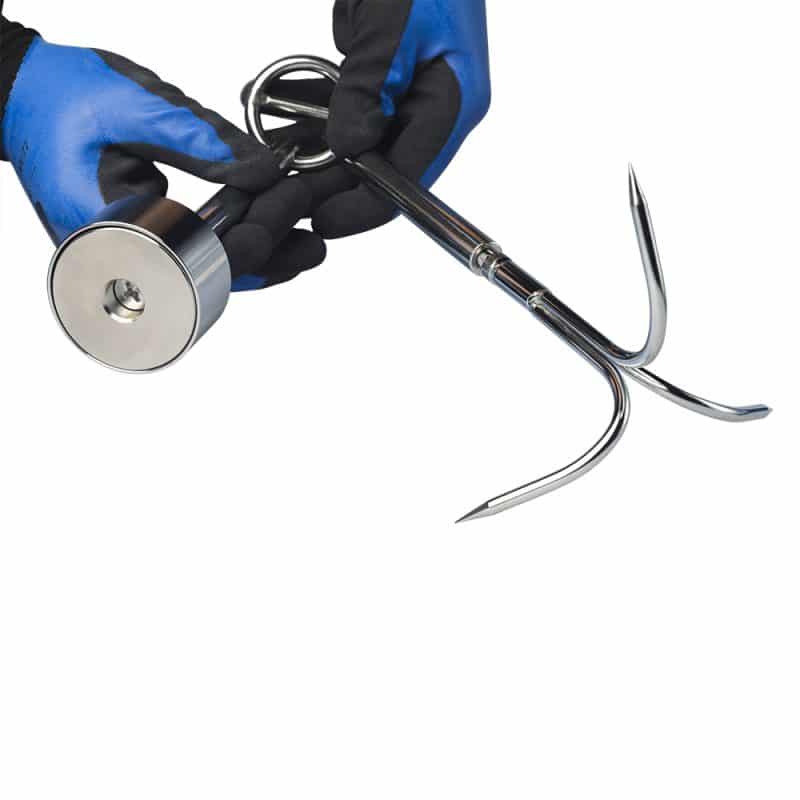 With the Double Impact, you combine a fishing magnet with a treble hook.