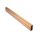 Dřevěný magnetický držák na nože má dřevěný design.