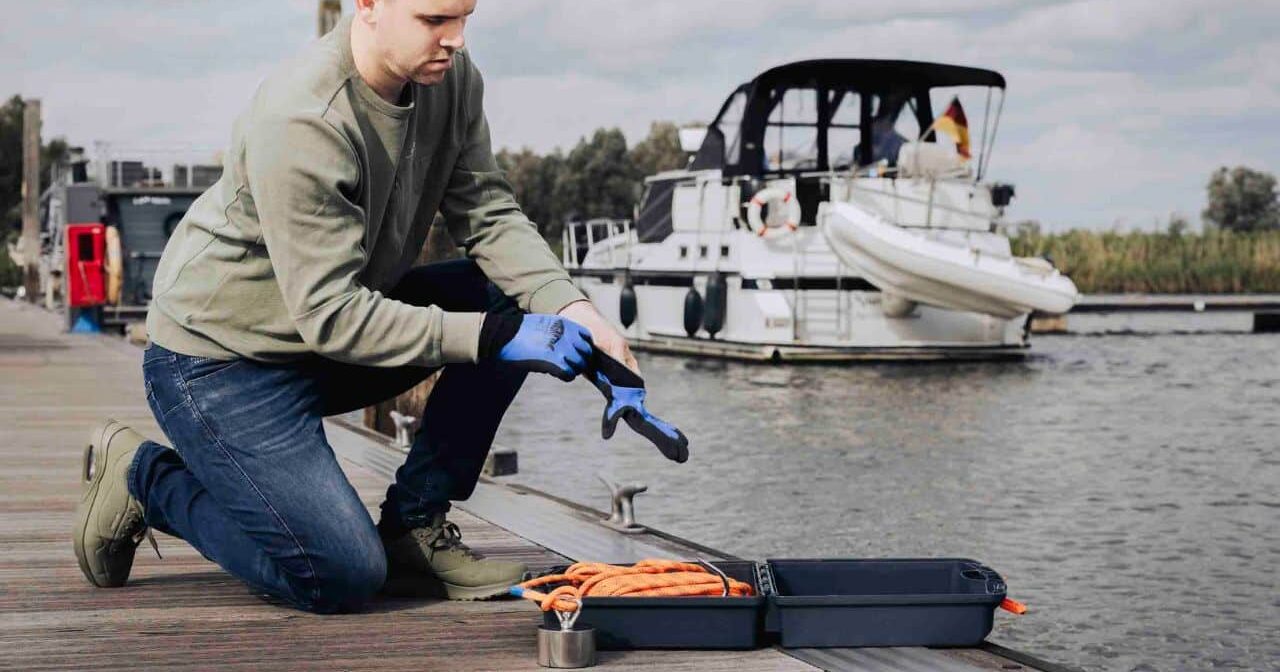 Magnetar sells various accessories for magnet fishing.